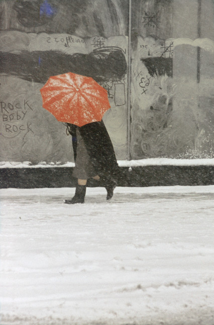 Saul Leiter: Red Umbrella, ca. 1958 © Saul Leiter, Courtesy Howard Greenberg Gallery, New York. Aus der Ausstellung "Saul Leiter-Retrospektive", Deichtorhallen Hamburg 3.2.-15.4.2012.